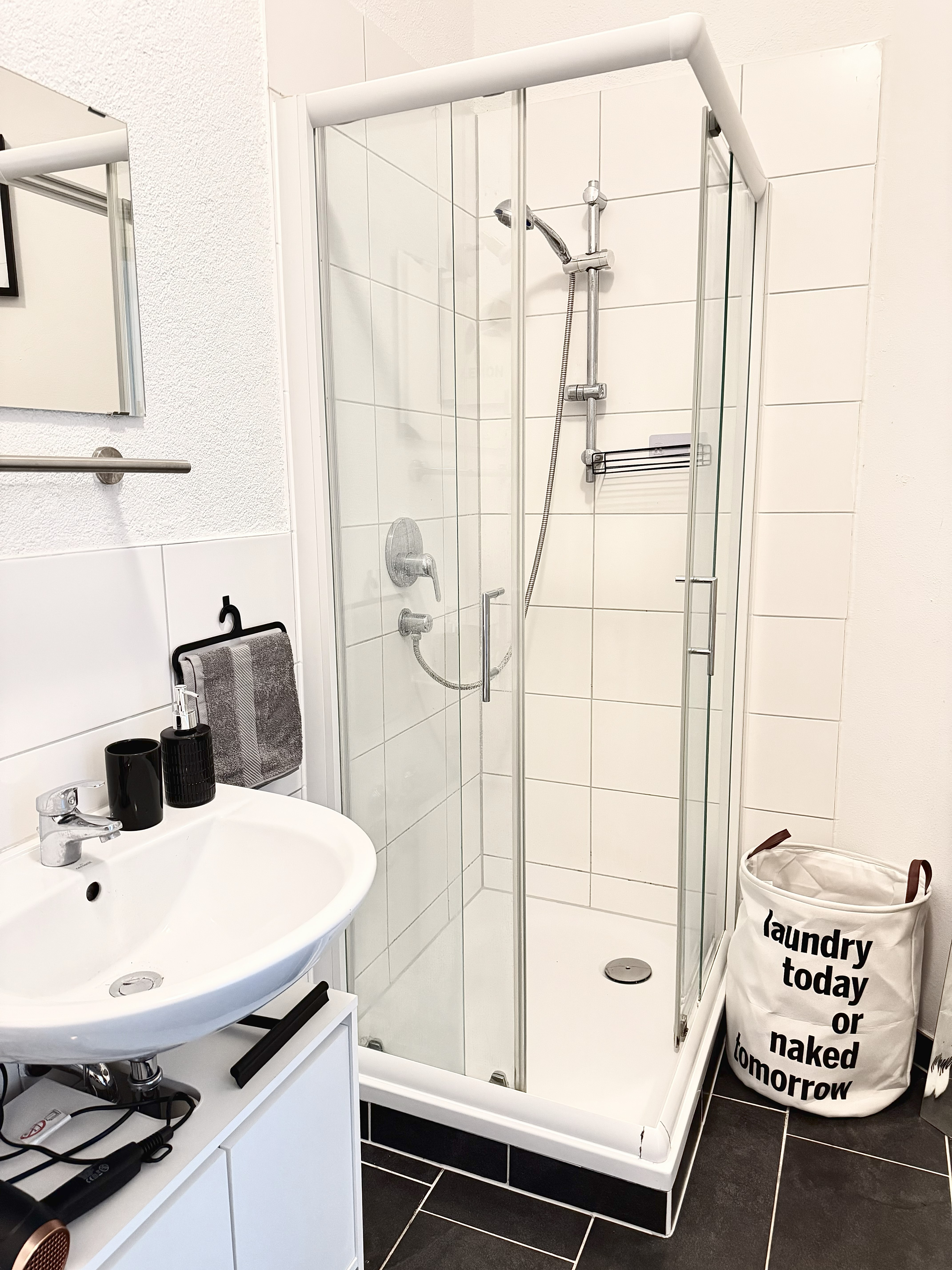 Wohnung 25 – Badezimmer mit Dusche